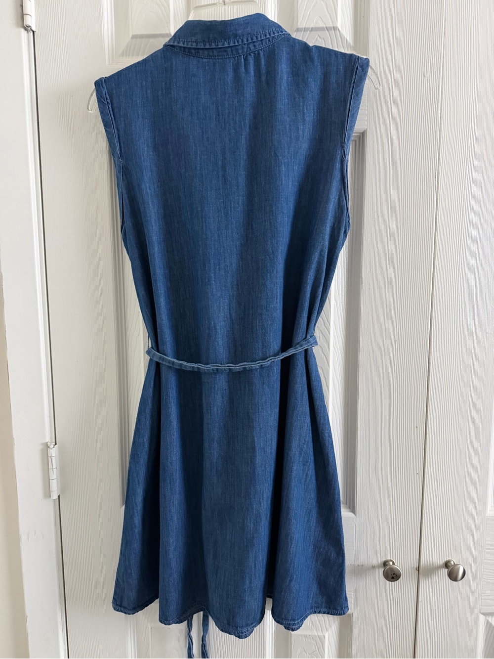 Universal Thread Denim Button-Front Sleeveless Dress in Blue - Picture 3 of 8
